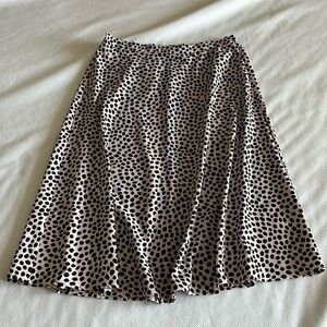 tahari mid length skirt / PM / like new